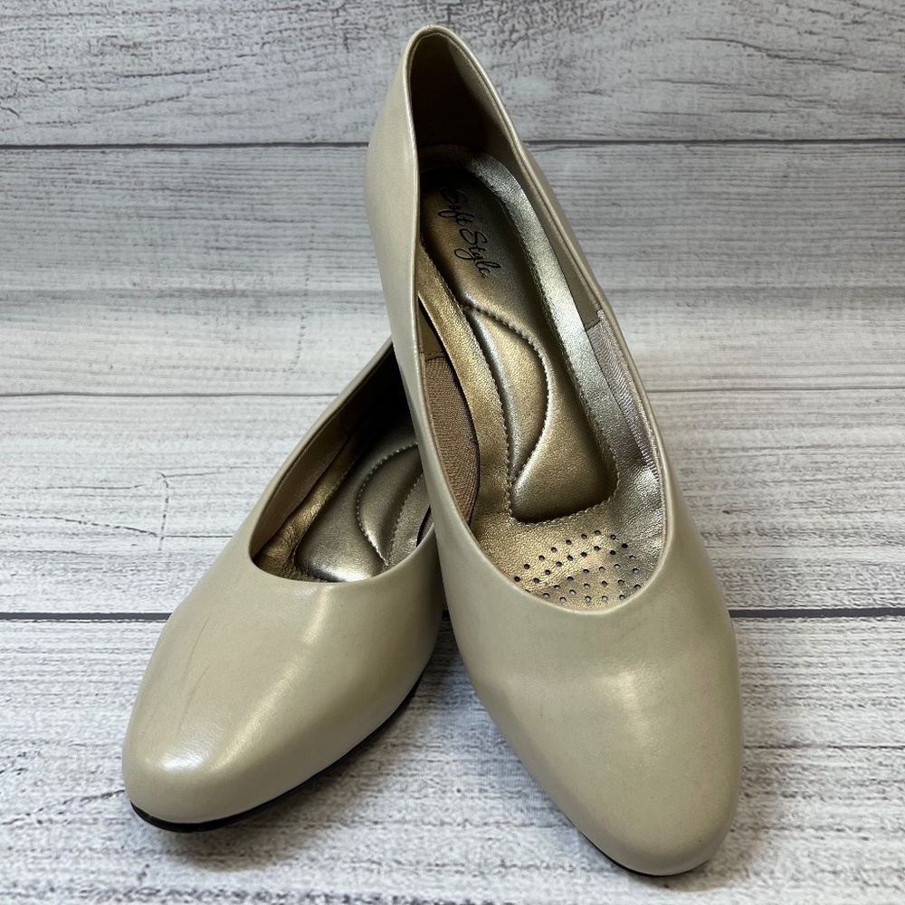 Soft Style Pump by Hush Puppies (L26)